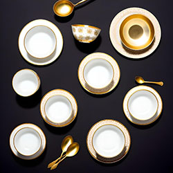 瓷器镶金茶杯和茶碟